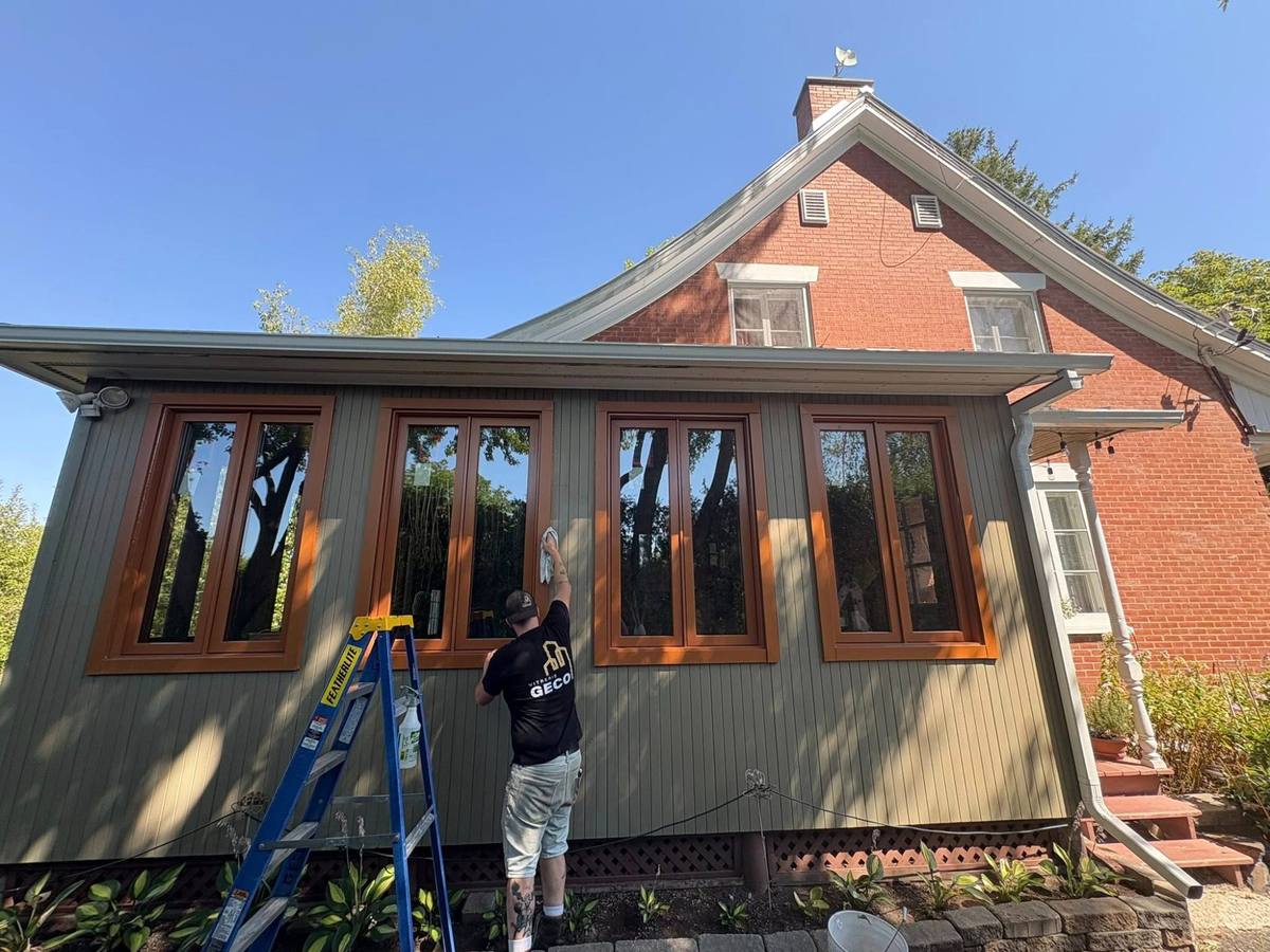 Technicien Geco Vitrerie lors d'une installation de vitres à Montréal