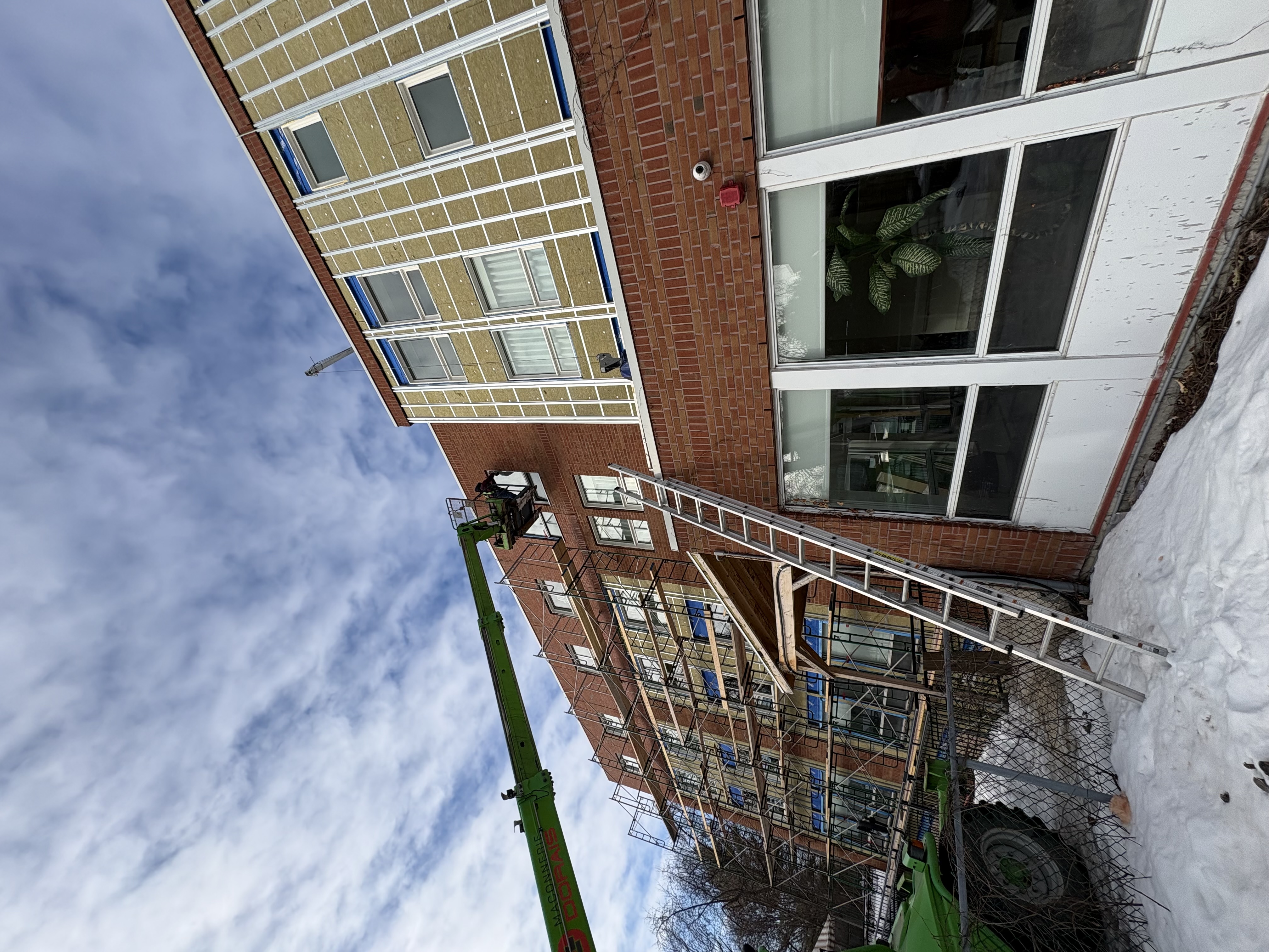 Installation de fenêtres commerciales à Montréal - Géco Vitrerie